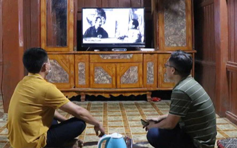 Người dân xã Mường Phăng xem những thước phim về cuộc đời, quá trình hoạt động cách mạng của Đại tướng Võ Nguyên Giáp. Ảnh: Xuân Tiến