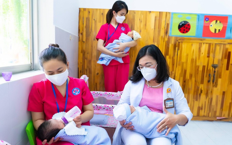 Bảo mẫu và bác sĩ Bệnh viện Hùng Vương cùng chăm sóc trẻ sơ sinh có mẹ mắc Covid-19 chờ người thân đón về 