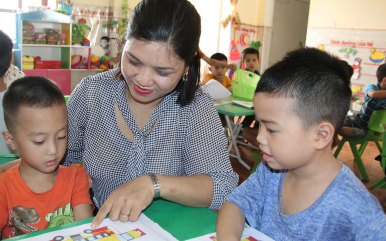 Cô Võ Thị Hương cùng các cháu trường Mầm non Thanh Khai trong một giờ học
