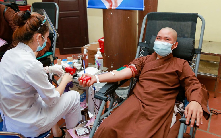 Sư thầy Thích Diệu Từ (chùa Tháp, Thanh Liêm, Hà Nam) tham gia hiến máu
