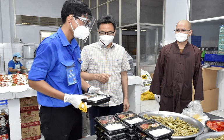 Phó Thủ tướng Vũ Đức Đam thăm bếp ăn ở trường Tiểu học Lương Thế Vinh (phường Bình Thọ, TP Thủ Đức) do Đại đức Thích Minh Đạo-trụ trì chùa Nam Thiên Nhất Trụ tổ chức