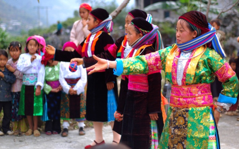 Phụ nữ dân tộc Mông vui hội Gầu tào. Ảnh minh họa