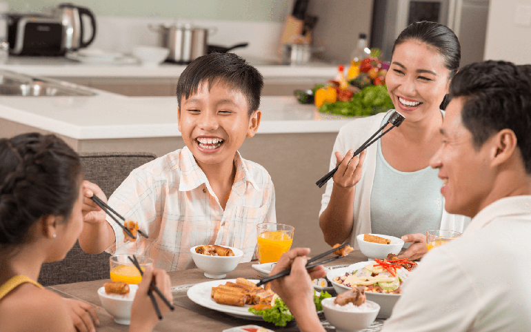 Quây quần bên mâm cơm gia đình. Ảnh minh họa: ST Quây quần bên mâm cơm gia đình. Ảnh minh họa: ST