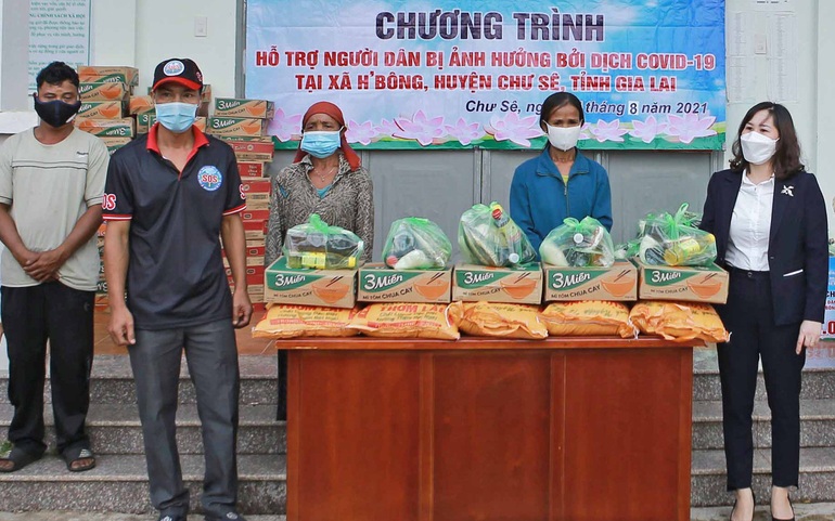 Tặng quà cho hộ nghèo, đồng bào dân tộc thiểu số gặp khó khăn do ảnh hưởng bởi dịch Covid-19 ở xã Hbông, huyện Chư Sê. Ảnh: Hồng Ngọc