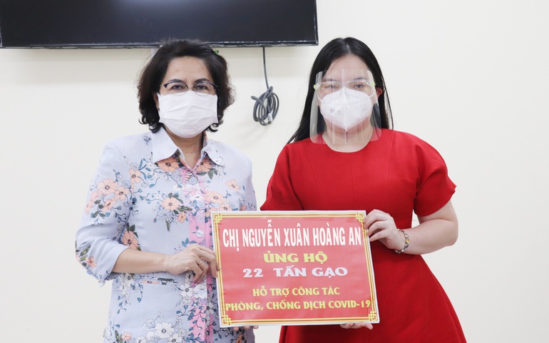 Bà Tô Thị Bích Châu (trái), Chủ tịch Ủy ban MTTQ Việt Nam TPHCM, tiếp nhận sự ủng hộ từ gia đình bà Nguyễn Xuân Hoàng An. Ảnh: Ủy ban MTTQ Việt Nam TPHCM.