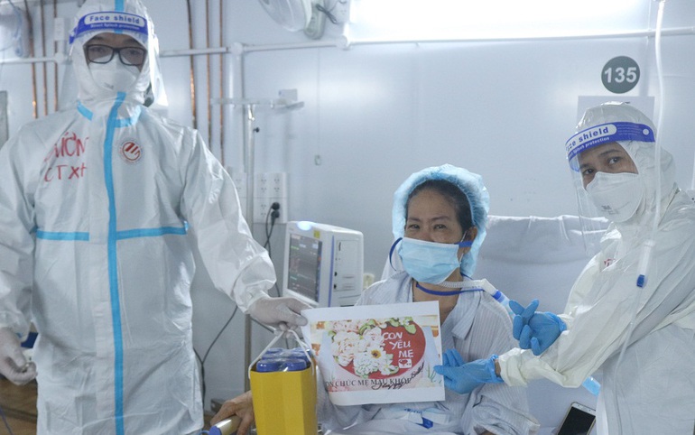 Các cán bộ Công tác xã hội Bệnh viện Bạch Mai tặng quà sinh nhật cho bệnh nhân Trần Thị Tuyết