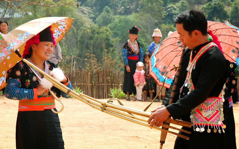 Vào ngày Tết Độc lập hay các dịp lễ hội, đồng bào dân tộc Mông thường biểu diễn khèn và các điệu múa truyền thống. Ảnh minh họa: ST