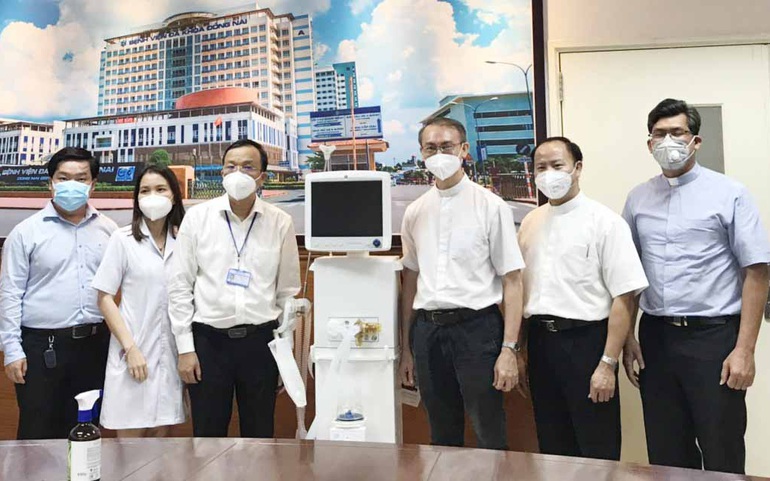 Ban Giám đốc Bệnh viện Đa Khoa Đồng Nai tiếp nhận máy thở từ đại diện Giáo phận Xuân Lộc và  Trung tâm hành hương Đức Mẹ Núi Cúi