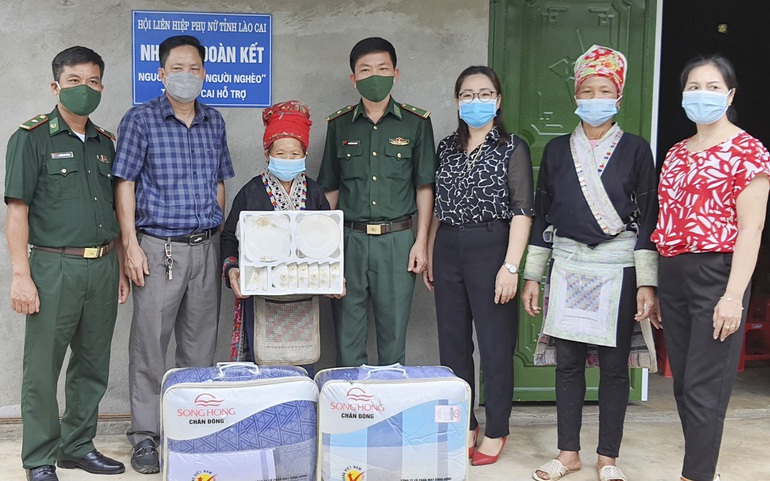 Hội LHPN huyện Bát Xát (Lào Cai) cùng Đồn Biên phòng, chính quyền xã Trịnh Tường bàn giao nhà và tặng quà cho gia đình bà Tẩn Lở Mẩy