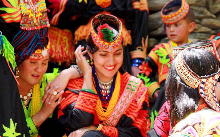 Phụ nữ người Kalash trong trang phục truyền thống. Ảnh: AFP