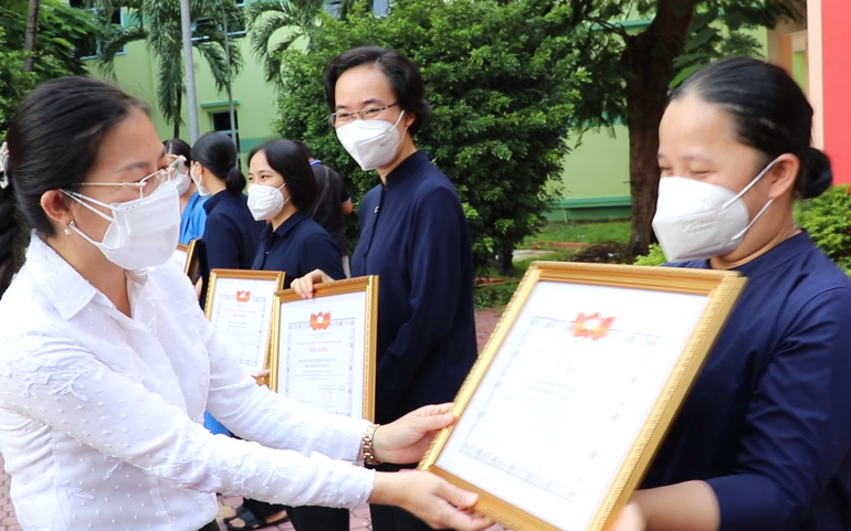 Phó Chủ tịch Ủy ban MTTQ TPHCM Phan Kiều Thanh Hương (bìa trái) cảm ơn sự đóng góp của các tình nguyện viên tôn giáo Phó Chủ tịch Ủy ban MTTQ TPHCM Phan Kiều Thanh Hương (bìa trái) cảm ơn sự đóng góp của các tình nguyện viên tôn giáo
