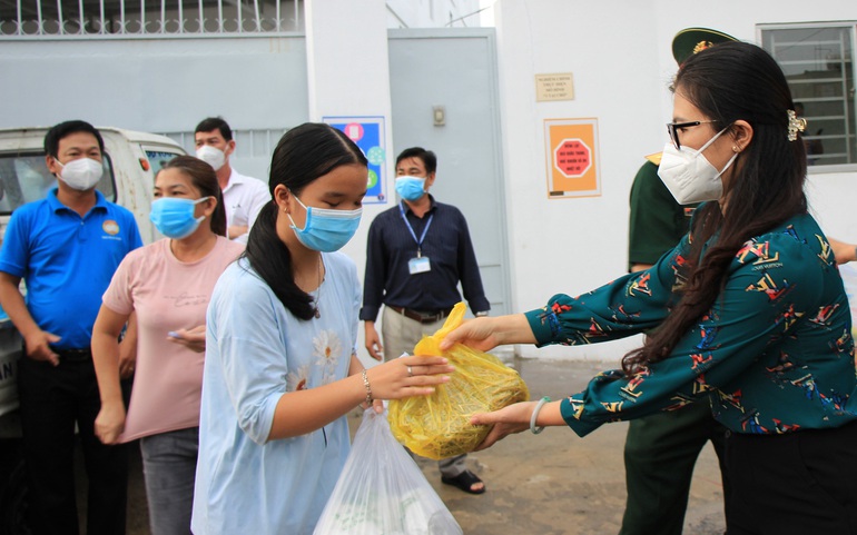 Trao quà cho người dân khó khăn do ảnh hưởng của dịch Covid-19 tại TPHCM. Ảnh minh họa: ST