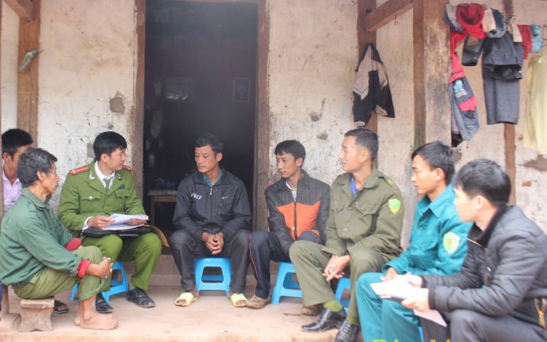 Công an xã Quảng Lâm (huyện Mường Nhé, Điện Biên) vận động người không nghe theo kẻ xấu lôi kéo tham gia các đạo trái phép. Ảnh: Lê Dung Công an xã Quảng Lâm (huyện Mường Nhé, Điện Biên) vận động người không nghe theo kẻ xấu lôi kéo tham gia các đạo trái phép. Ảnh: Lê Dung