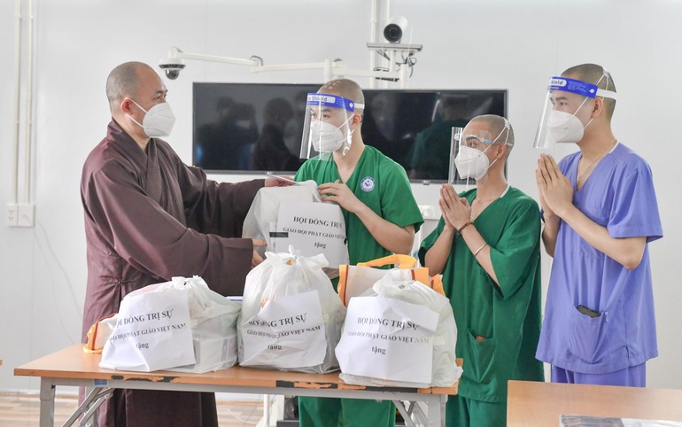Đại diện TƯ Giáo hội Phật giáo Việt Nam trao quà động viên tăng ni và tình nguyện viên Phật giáo tại bệnh viện dã chiến thu dung và điều trị Covid-19