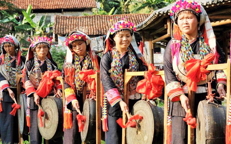 Phụ nữ dân tộc Dao ở Trung Quốc đánh trống đồng trong lễ hội