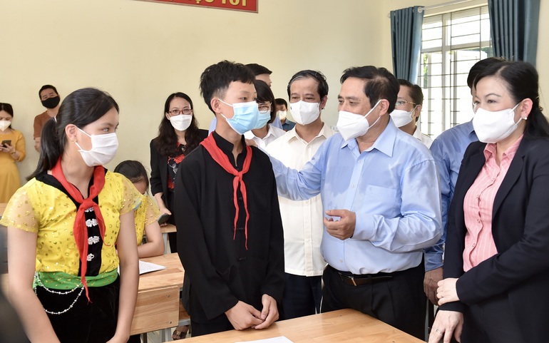 Thủ tướng thăm hỏi, động viên các thầy cô, học sinh Trường Phổ thông Dân tộc nội trú THCS Định Hóa. Ảnh: VGP/Nhật Bắc