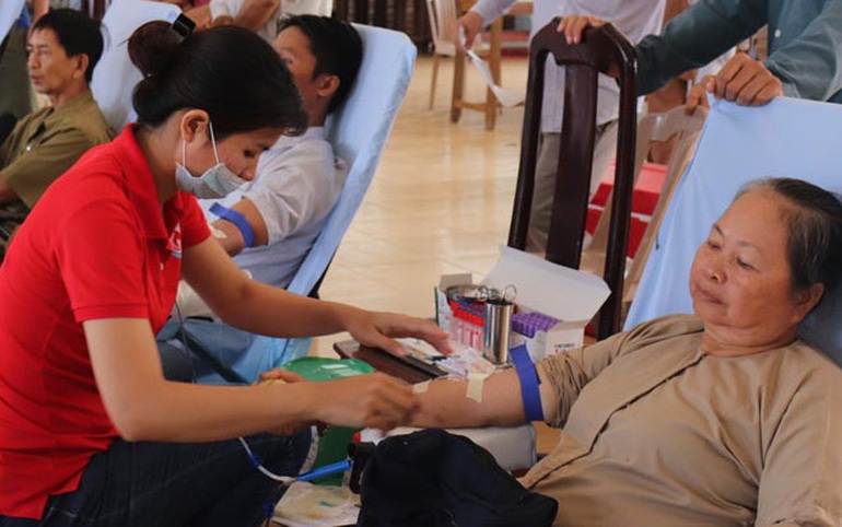 Tín đồ Phật giáo Hòa Hảo hiến máu tình nguyện trong mùa dịch bệnh. Ảnh: ST