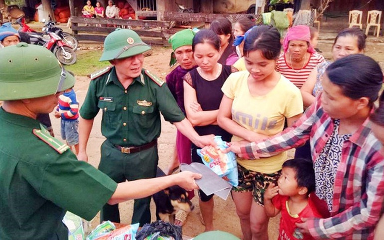 Bộ đội Biên phòng phát những vật dụng và nhu yếu phẩm thiết yếu cho người dân xã Bát Mọt