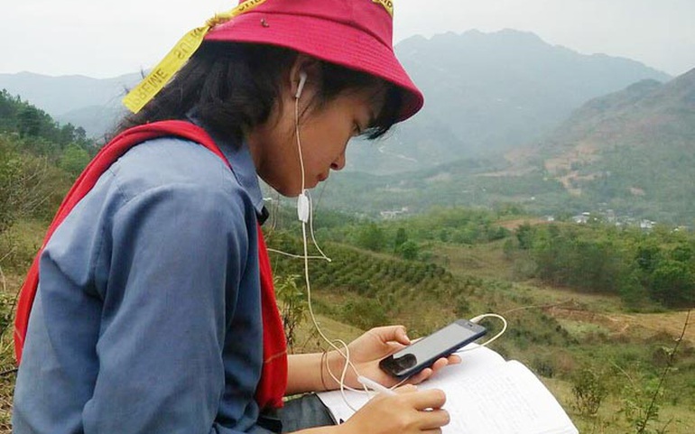 Một học sinh vùng cao tìm đến nơi có mạng internet để học trực tuyến. Ảnh minh họa: Quỳnh Nguyễn Một học sinh vùng cao tìm đến nơi có mạng internet để học trực tuyến. Ảnh minh họa: Quỳnh Nguyễn