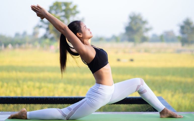 Nên tập yoga vào sáng sớm hoặc tối muộn để tốt hơn cho sức khỏe. Ảnh minh họa