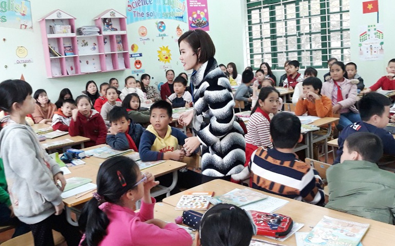 Cô giáo Hà Kim Phượng trong một tiết dạy tiếng Anh