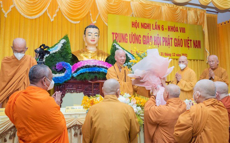 Hòa thượng Chủ tịch và chư vị Phó Chủ tịch, Ban Thường trực Hội đồng Trị sự dâng hoa lên Đức Trưởng lão Quyền Pháp chủ Giáo hội Phật giáo Việt Nam. Ảnh: Đăng Huy