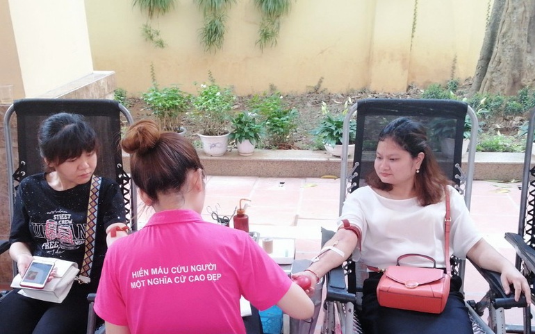 Cô giáo Phạm Thị Thùy Trang (bìa phải) hiến máu tình nguyện