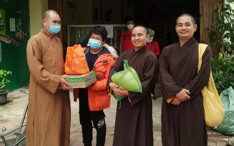 Đại diện chùa Long Thọ trao quà cho người nghèo