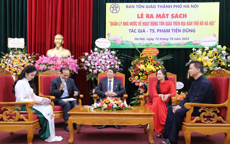Lễ ra mắt sách "Quản lý nhà nước về hoạt động tôn giáo trên địa bàn Thủ đô Hà Nội" của TS Phạm Tiến Dũng, Trưởng Ban Tôn giáo thành phố Hà Nội.