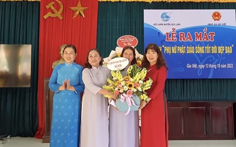 Chủ tịch Hội LHPN tỉnh Quảng Trị Trần Thị Thanh Hà (bìa trái) tặng hoa chúc mừng ra mắt mô hình