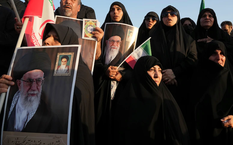 Iran là một trong hai quốc gia trên thế giới yêu cầu phụ nữ phải đội khăn trùm đầu che kín tóc theo luật. Ảnh: AP