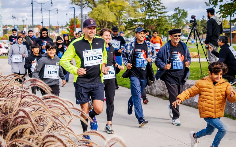 Mọi người tham gia hoạt động chạy Run for Barrie tại Công viên Centennial ngày 9 tháng 10 năm 2022.