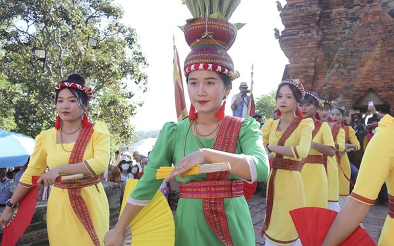 Biểu diễn múa truyền thống trong Lễ hội Katê. Ảnh minh họa