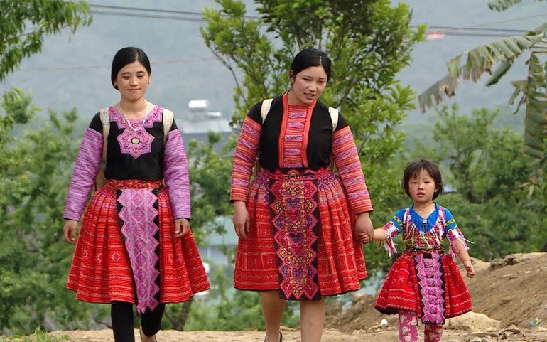 Phụ nữ và trẻ em dân tộc Mông. Ảnh minh họa