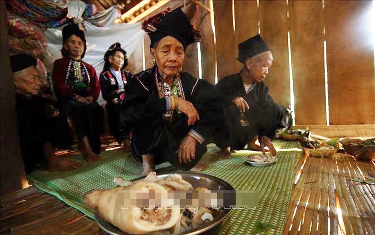 Lễ Pang Phóong (Tạ ơn) của người Kháng (xã Rạng Đông, huyện Tuần Giáo, tỉnh Điện Biên). Ảnh: VNA