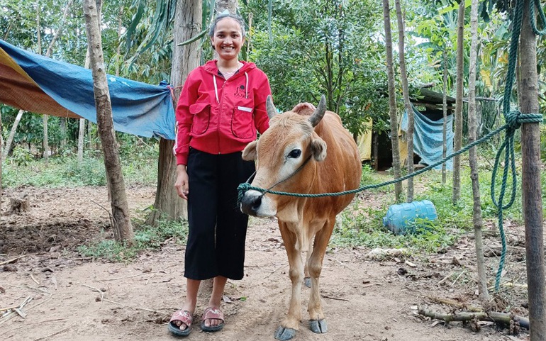 Niềm vui của chị Y Doa khi được tham gia “Tổ hợp tác chăn nuôi bò sinh sản”
