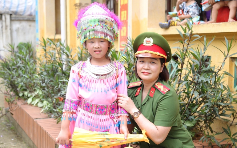 2 năm trở lại đây, Hội Phụ nữ Công an tỉnh Phú Thọ đã nhận làm "Mẹ đỡ đầu" cho 33 trẻ mồ côi, trẻ em có hoàn cảnh đặc biệt khó khăn