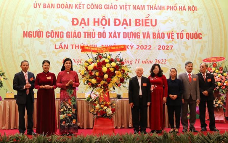 Chủ tịch Ủy ban Mặt trận Tổ quốc Việt Nam thành phố Hà Nội Nguyễn Lan Hương chúc mừng Đại hội