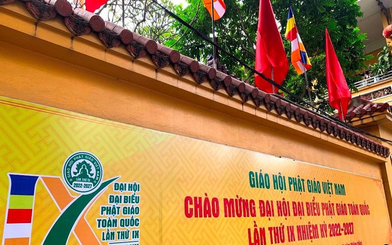 Pano chào mừng Đại hội đại biểu Phật giáo toàn quốc lần thứ IX trước trụ sở Trung ương GHPGVN - chùa Quán Sứ, Hà Nội