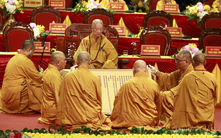 Nghi thức suy tôn Đức Trưởng lão Hòa thượng Thích Trí Quảng lên ngôi vị Pháp chủ Giáo hội Phật giáo Việt Nam - Ảnh: Phatgiao.org