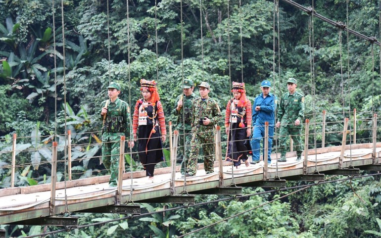 Đồng bào dân tộc Hà Nhì cùng dân quân và cán bộ Đồn Biên phòng Ka Lăng (Mường Tè, Lai Châu) tuần tra bảo vệ biên giới. Ảnh: Văn Giang