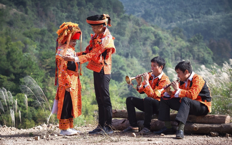 Cặp đôi người Dao Lù Gang trong trang phục cưới truyền thống tại xã Ái Quốc (huyện Lộc Bình, Lạng Sơn)