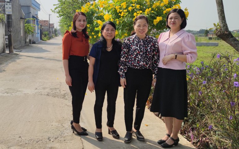 Doanh nhân Vũ Thị Lan Hương (thứ 2 từ phải sang) cùng cán bộ Hội LHPN huyện Hưng Hà và cán bộ phụ nữ xã Thái Phương đi thăm con đường hoa