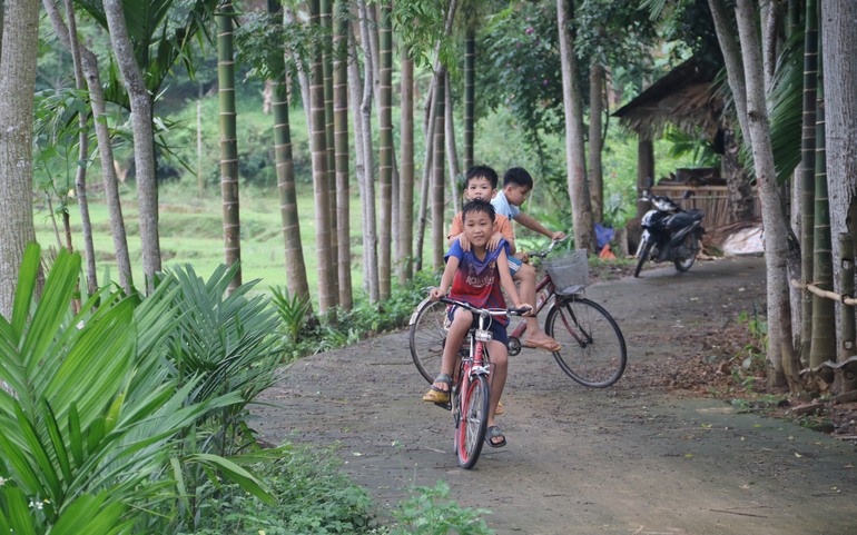 Trẻ em trong bản Lũy Ái (xã Phong Phú, huyện Tân Lạc, tỉnh Hoà Bình) 