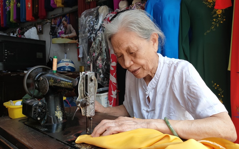 Cụ bà Lê Thị Quyến đã có hơn 70 năm gắn bó với nghề may áo dài