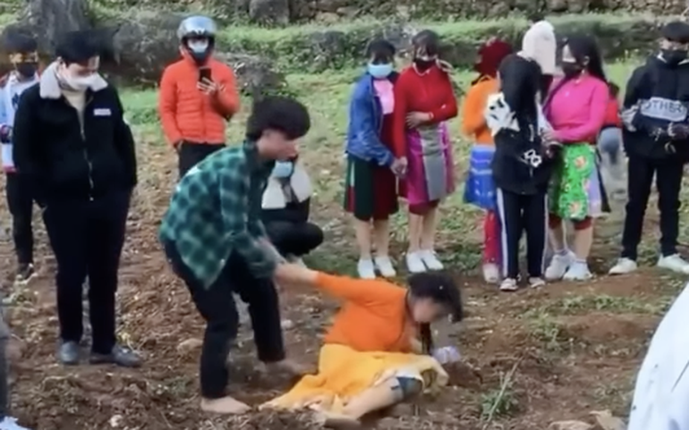 Hình ảnh từ clip “bắt vợ” gây xôn xao ở Lào Cai trong những ngày đầu năm mới