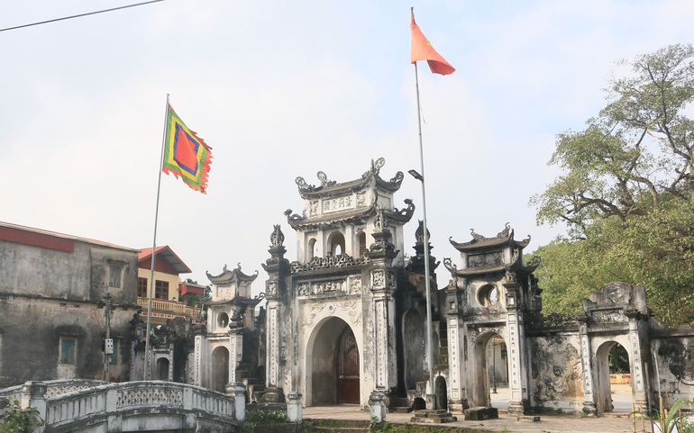 Cổng ngũ quan chùa Bối Khê cũng chính là cổng làng thôn Song Khê, xã Tam Hưng