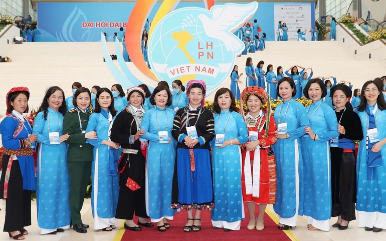Những phụ nữ tiêu biểu đại diện các dân tộc hân hoan tham dự Đại hội đại biểu Phụ nữ toàn quốc lần thứ XIII, nhiệm kỳ 2022 - 2027