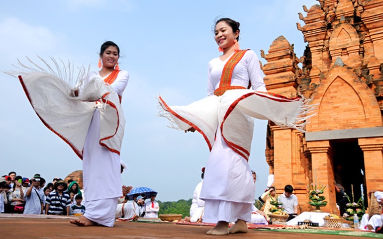 Phụ nữ dân tộc Chăm biểu diễn điệu múa truyền thống. Ảnh: ST