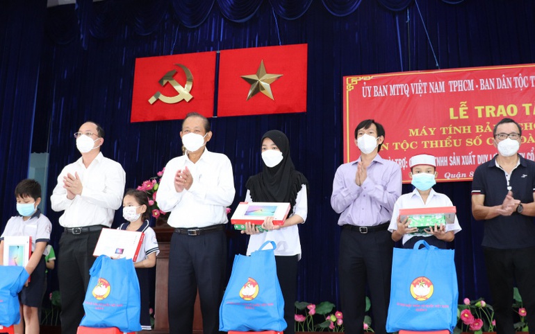 Nguyên Phó Thủ tướng thường trực Chính phủ Trương Hòa Bình cùng các đơn vị trao tặng máy tính bảng và máy tính xách tay cho học sinh người dân tộc thiểu số có hoàn cảnh khó khăn. Ảnh minh họa